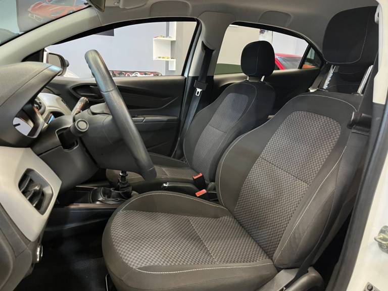CHEVROLET - ONIX - 2018/2019 - Branca - R$ 56.990,00