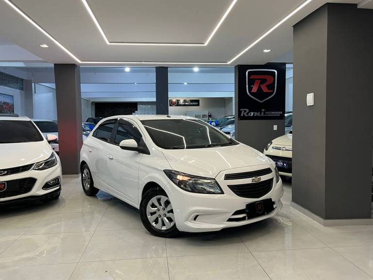 CHEVROLET - ONIX - 2018/2019 - Branca - R$ 56.990,00
