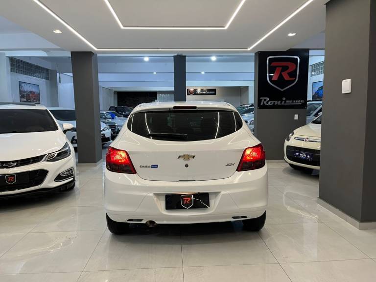 CHEVROLET - ONIX - 2018/2019 - Branca - R$ 56.990,00