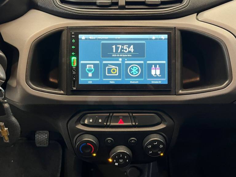 CHEVROLET - ONIX - 2018/2019 - Branca - R$ 56.990,00