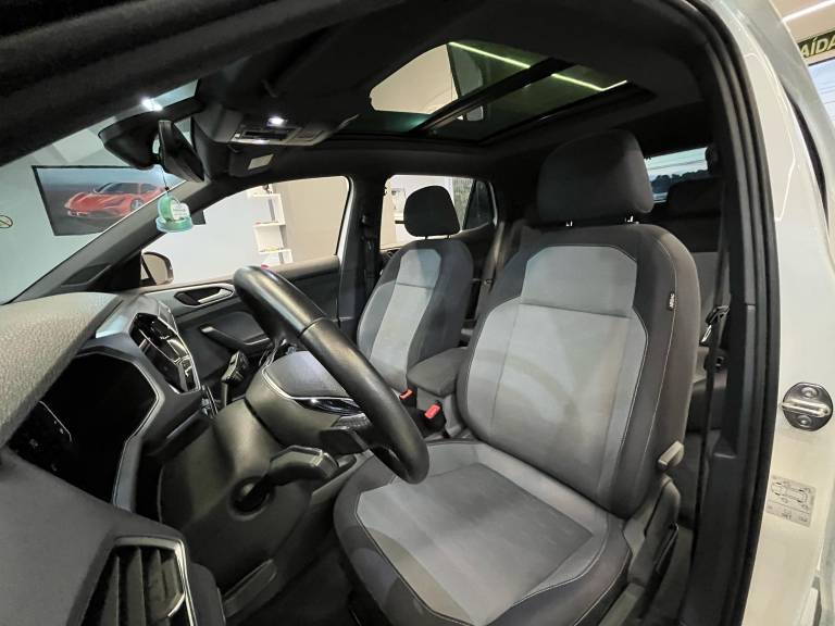 VOLKSWAGEN - T-CROSS - 2020/2021 - Branca - R$ 107.000,00
