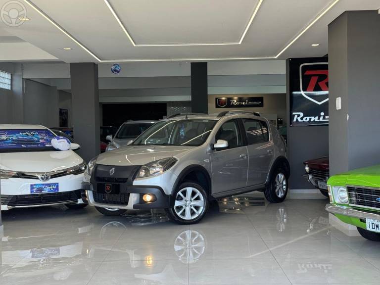 RENAULT - SANDERO 1.6 STEPWAY 16V FLEX 4P MANUAL - 2013/2014 - PRATA - R$ 45.990,00