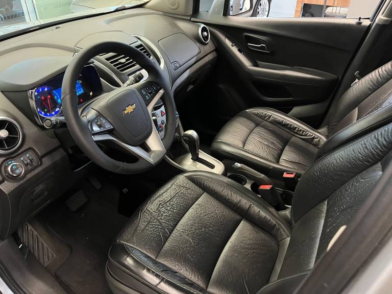 CHEVROLET - TRACKER - 2014/2014 - Prata - R$ 53.900,00