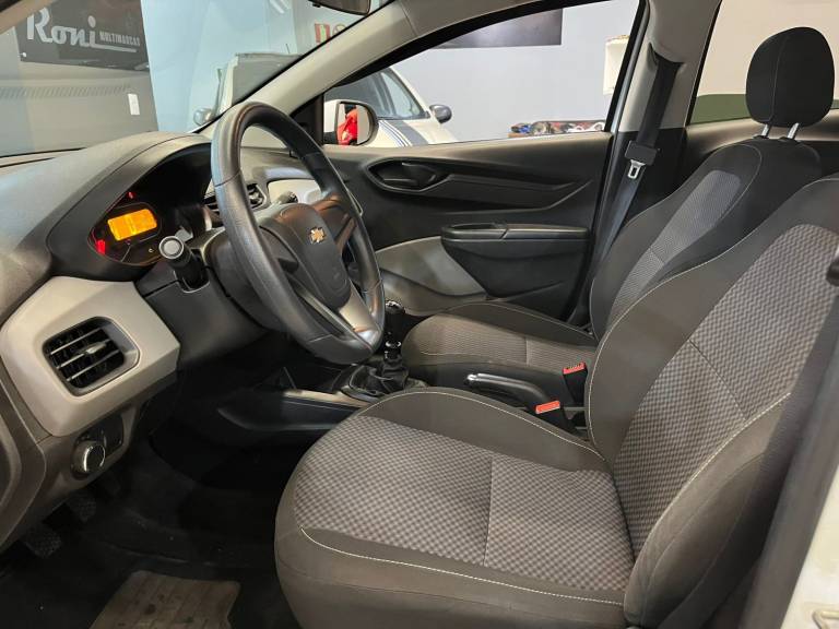 CHEVROLET - ONIX - 2018/2019 - Branca - R$ 56.990,00