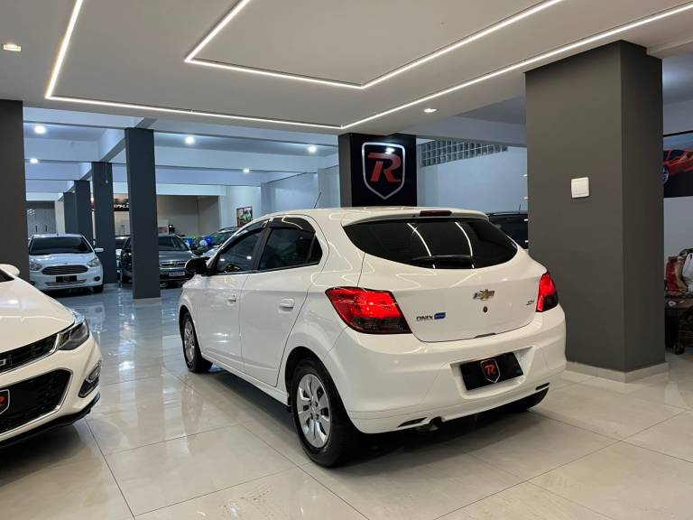 CHEVROLET - ONIX - 2018/2019 - Branca - R$ 56.990,00